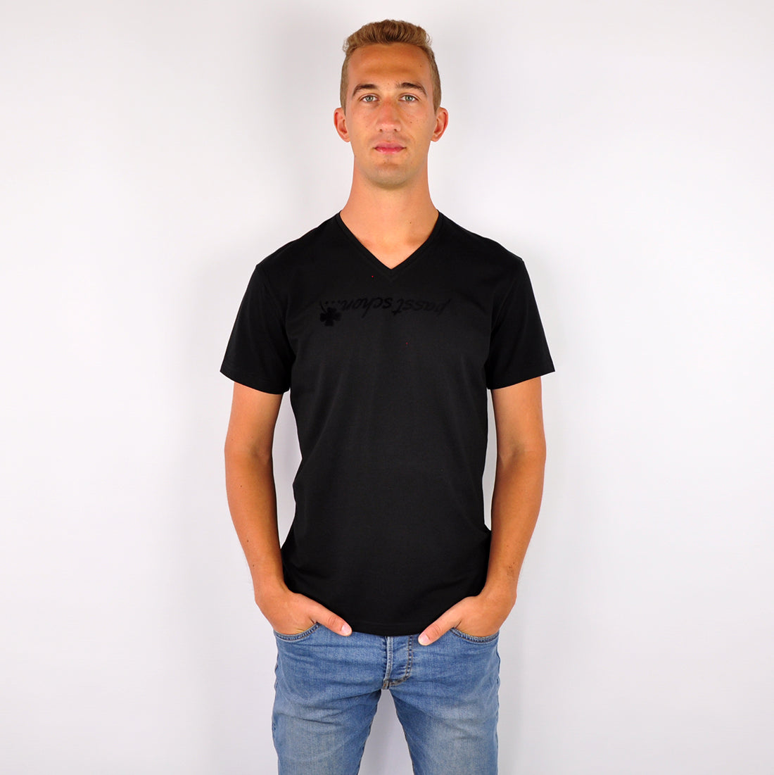 Markus №3 | Leicht tailliert geschnittenes T-Shirt mit V-Ausschnitt