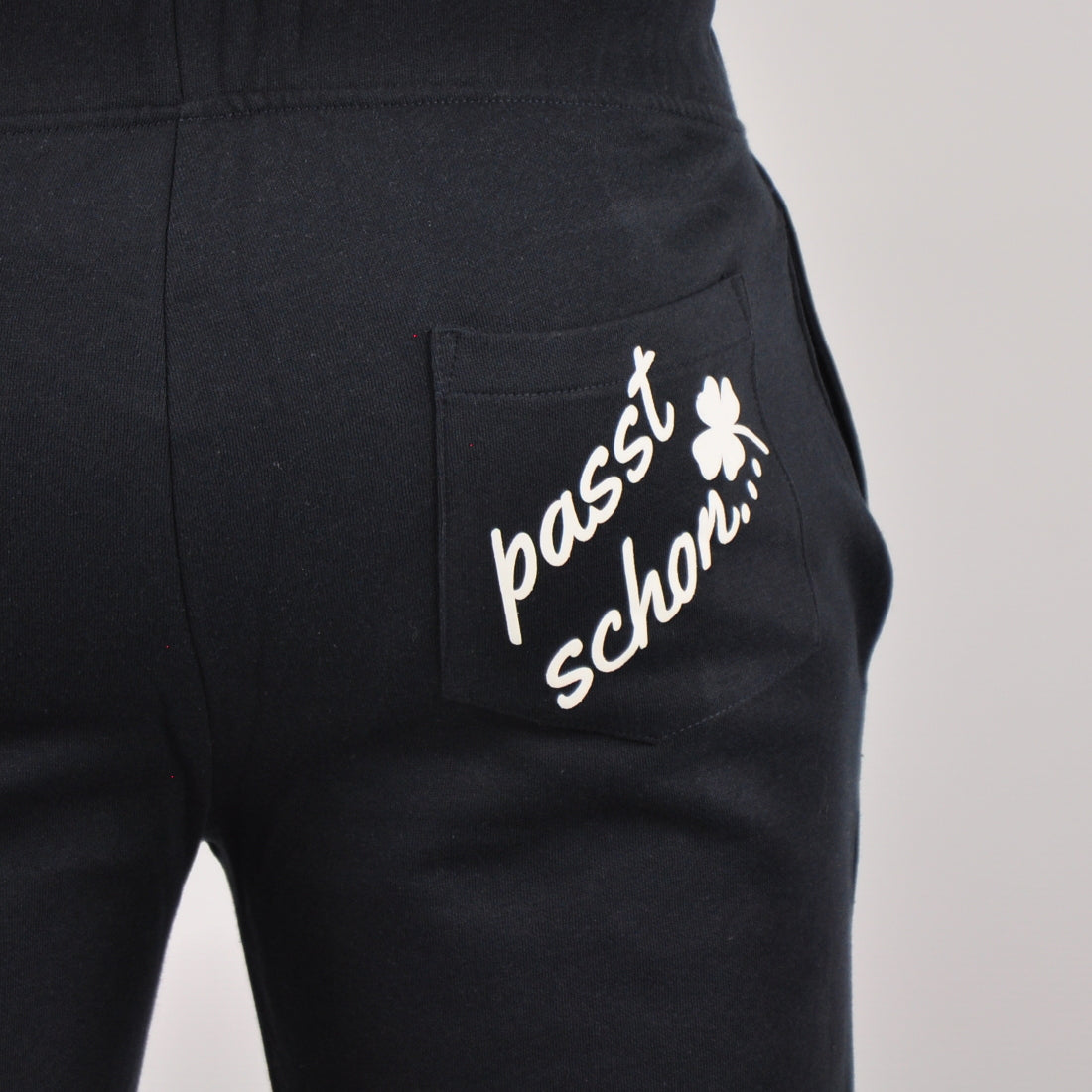 Maxi №3 – Dunkelblaue Jogginghose mit weißem Druck