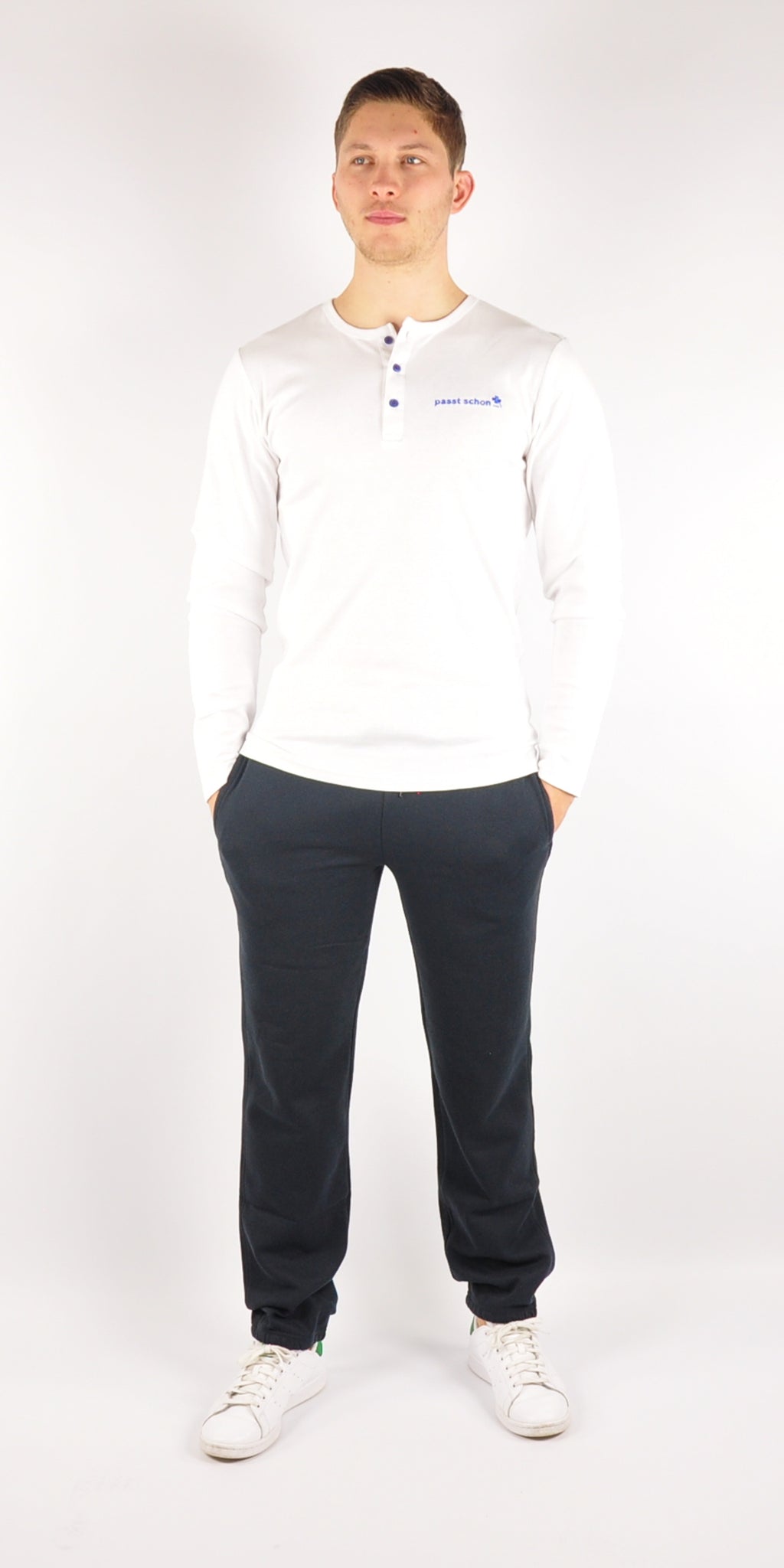 Maxi №3 – Dunkelblaue Jogginghose mit weißem Druck