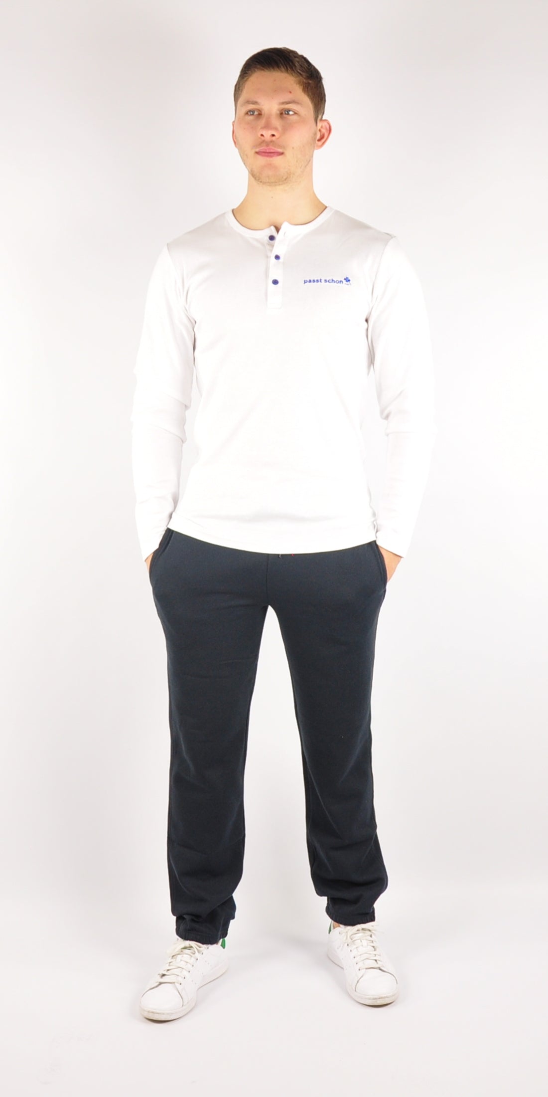 Maxi №3 – Dunkelblaue Jogginghose mit weißem Druck