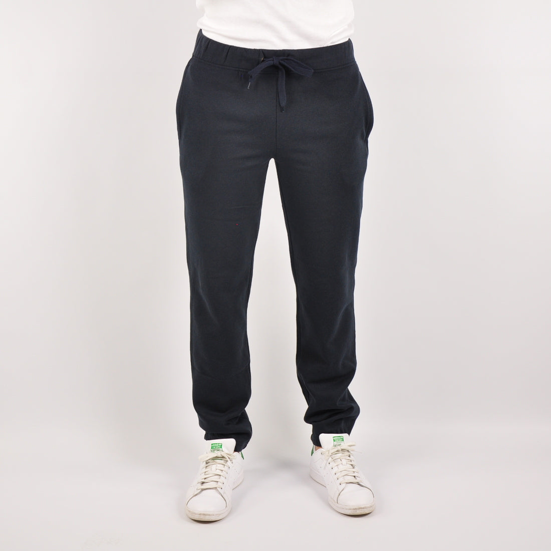 Maxi №3 – Dunkelblaue Jogginghose mit weißem Druck
