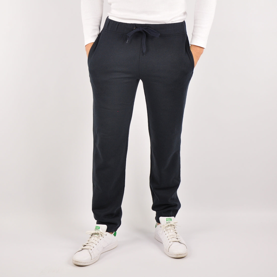 Maxi №3 – Dunkelblaue Jogginghose mit weißem Druck