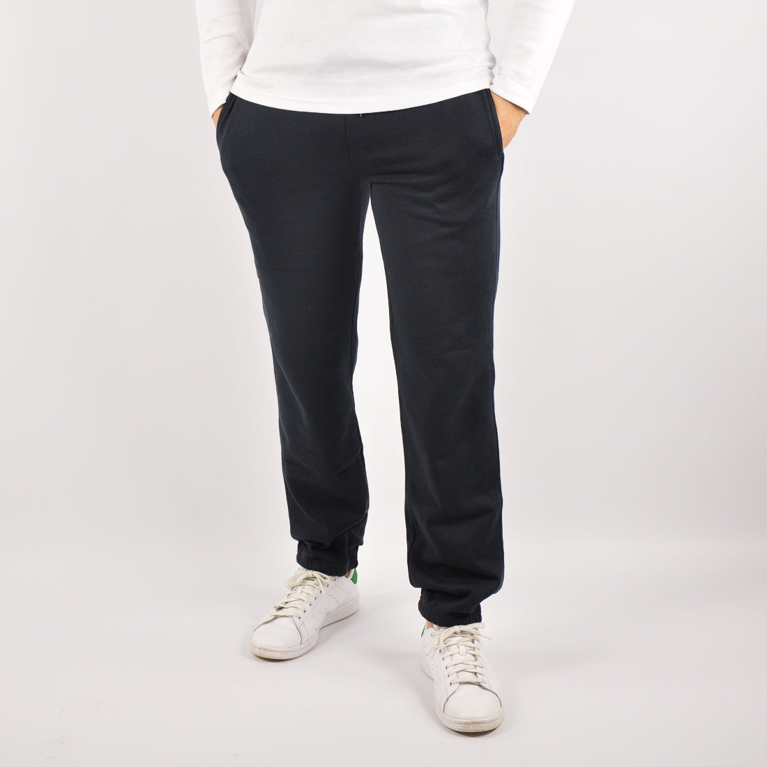 Maxi №3 – Dunkelblaue Jogginghose mit weißem Druck
