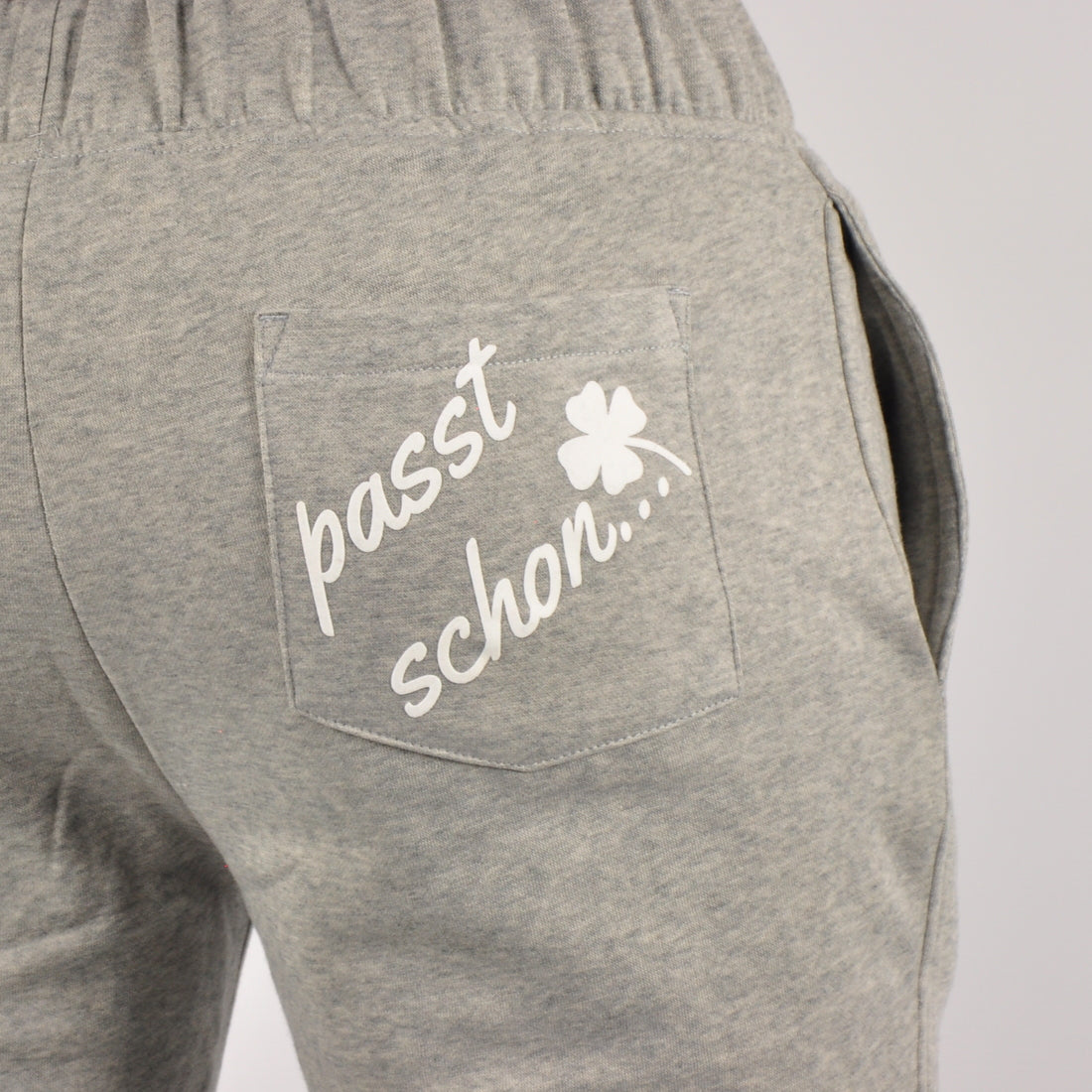 Maxi №1 – Graue Jogginghose mit weißem Druck