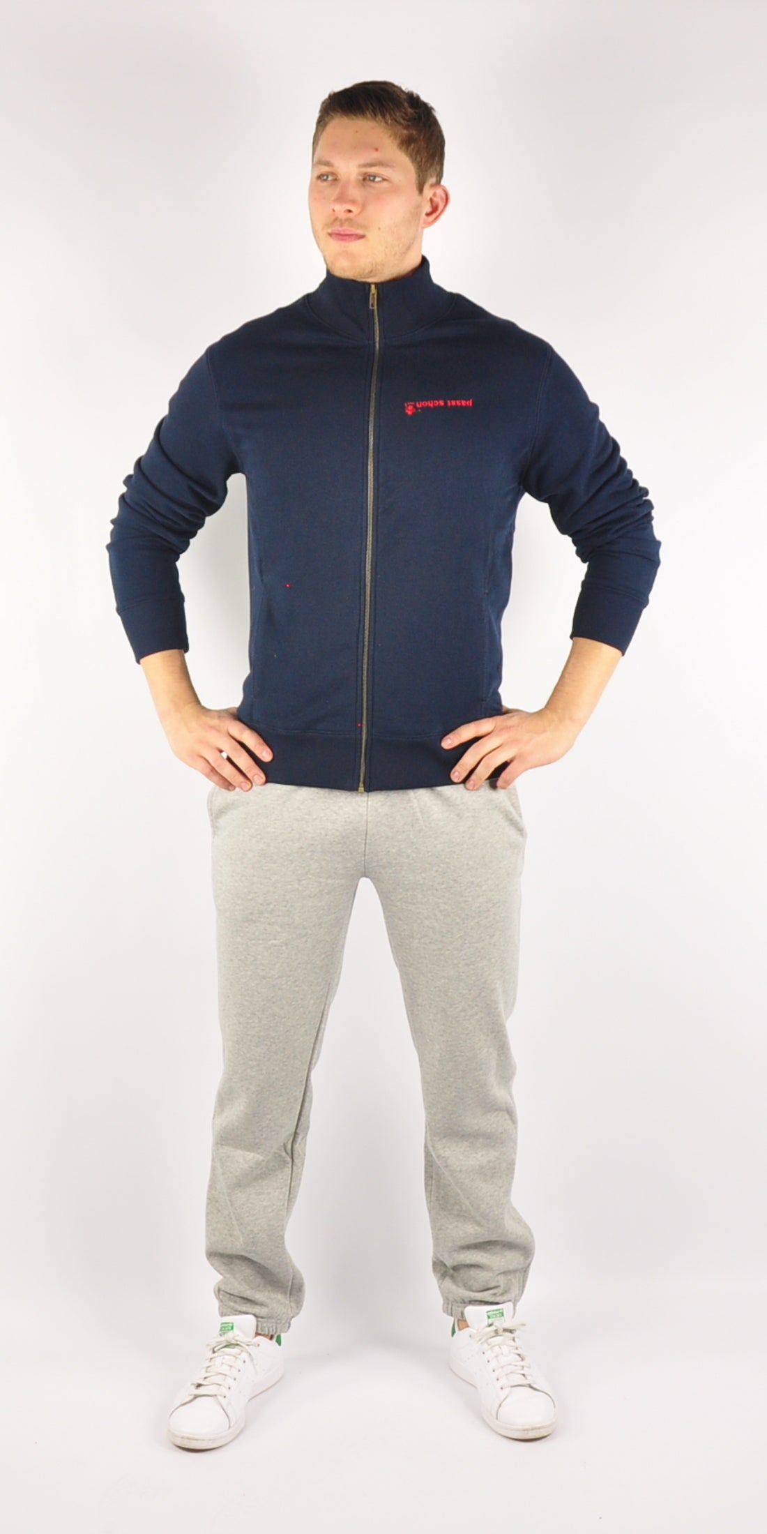 Maxi №1 – Graue Jogginghose mit weißem Druck
