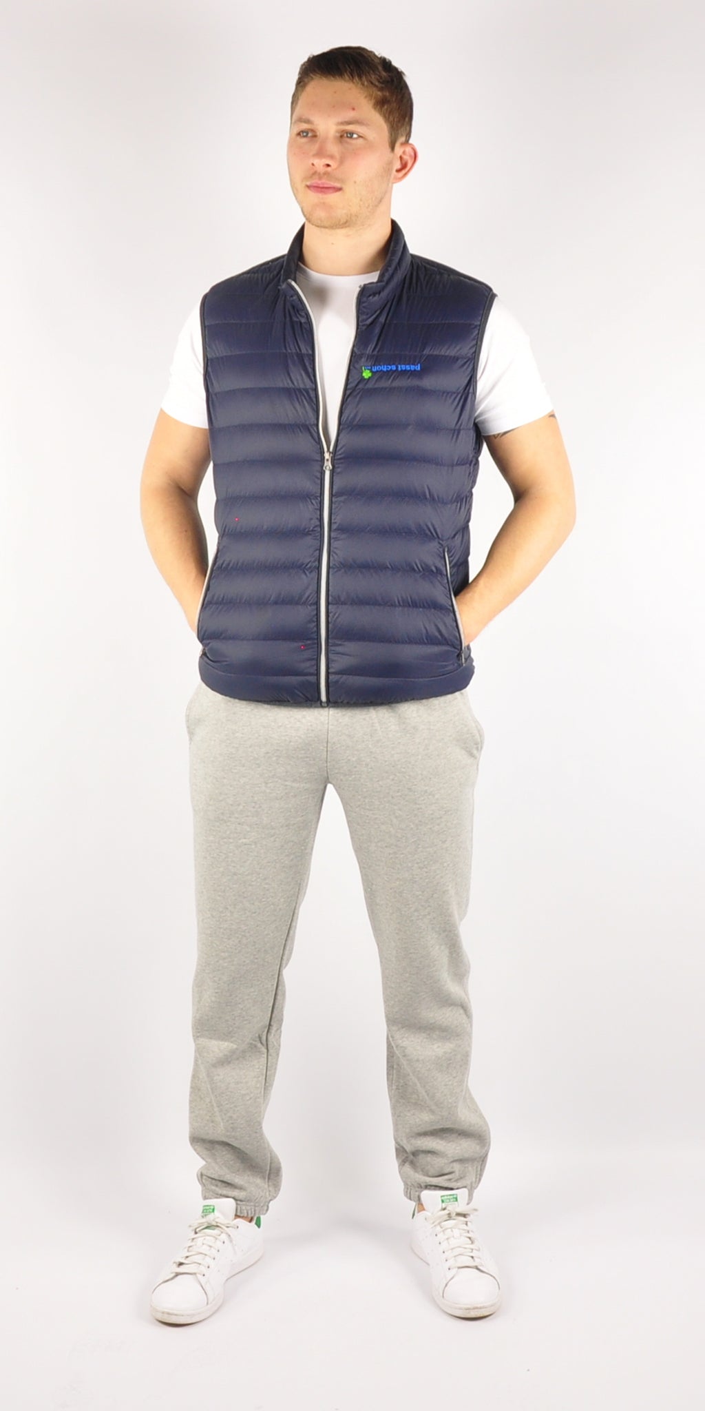 Maxi №1 – Graue Jogginghose mit weißem Druck