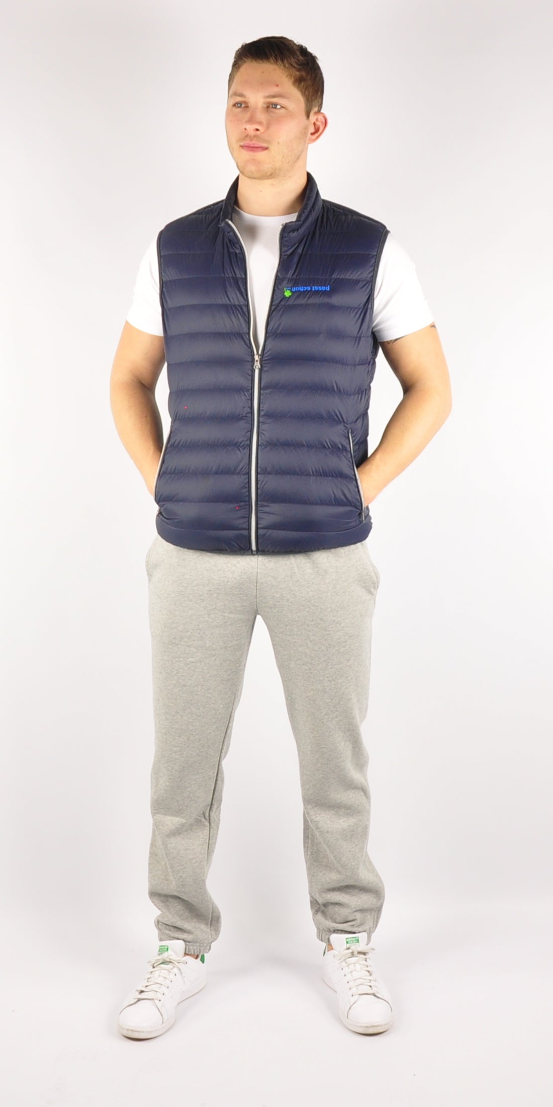 Maxi №1 – Graue Jogginghose mit weißem Druck