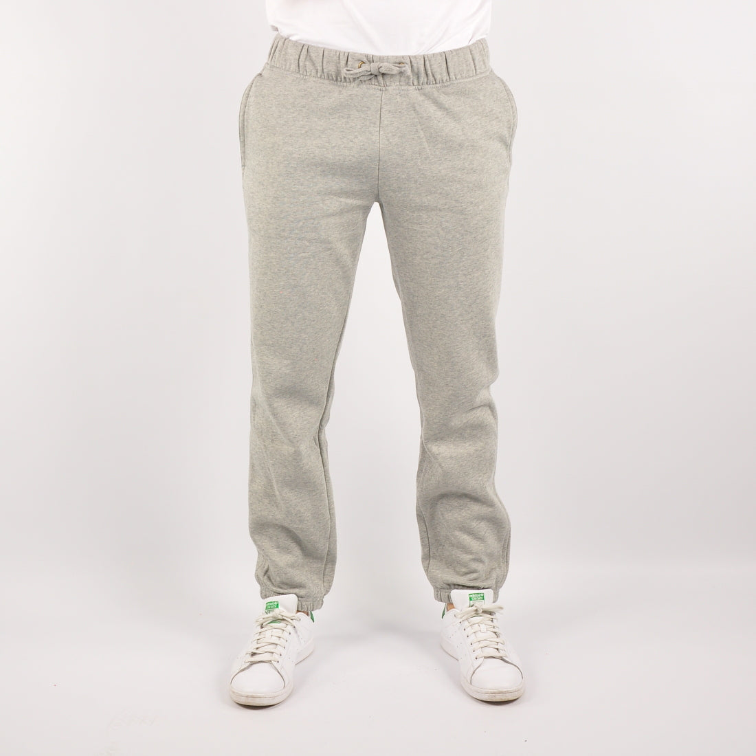 Maxi №1 – Graue Jogginghose mit weißem Druck