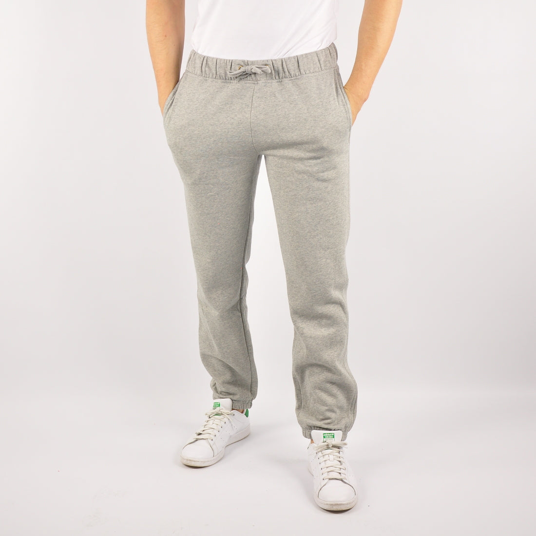 Maxi №1 – Graue Jogginghose mit weißem Druck