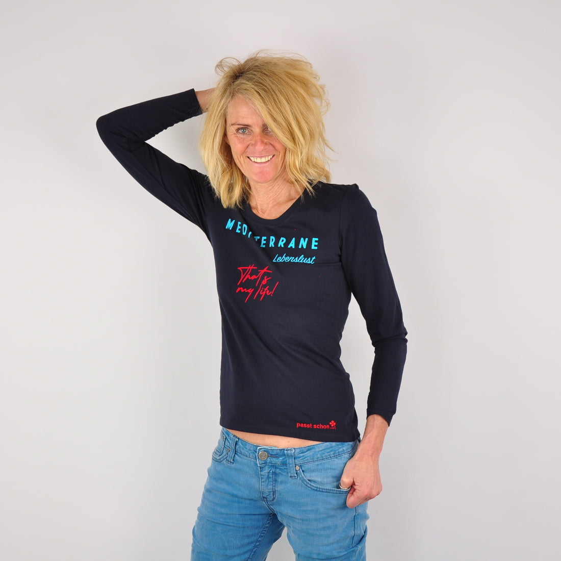MEDITERRAN Lady №3 – Dunkelblaues Langarm-T-Shirt mit türkis-rotem Aufdruck