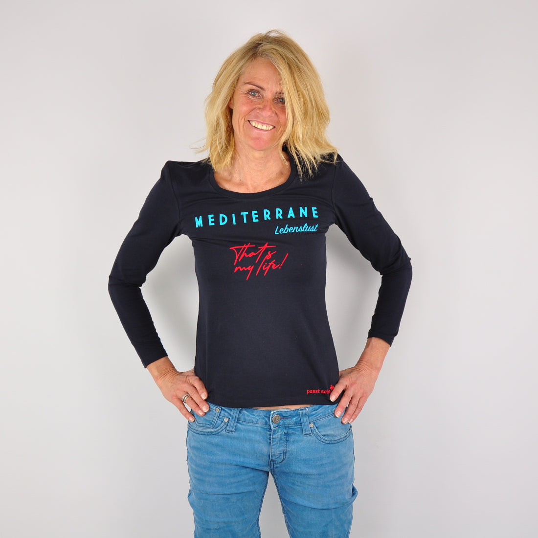 MEDITERRAN Lady №3 – Dunkelblaues Langarm-T-Shirt mit türkis-rotem Aufdruck