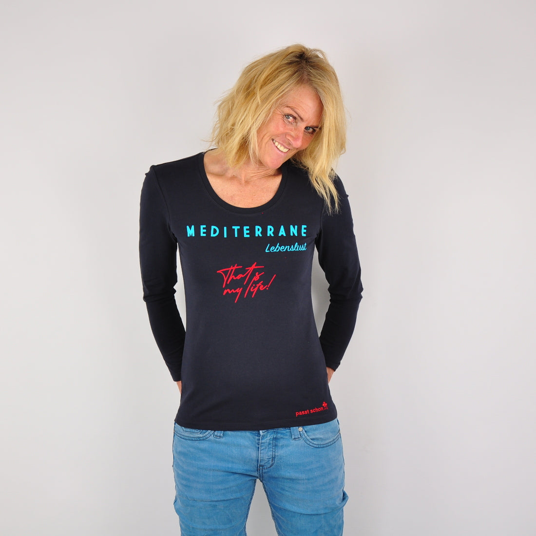 MEDITERRAN Lady №3 – Dunkelblaues Langarm-T-Shirt mit türkis-rotem Aufdruck