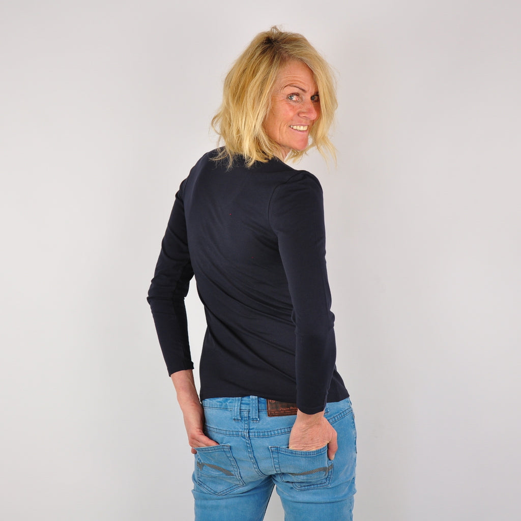 MEDITERRAN Lady №3 – Dunkelblaues Langarm-T-Shirt mit türkis-rotem Aufdruck