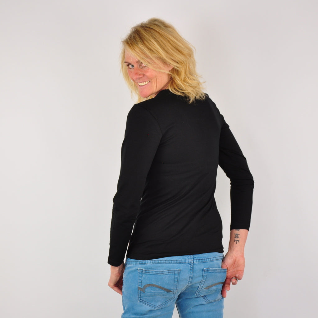 MEDITERRAN Lady №2 – Schwarzes Langarm-T-Shirt mit türkis-rotem Aufdruck