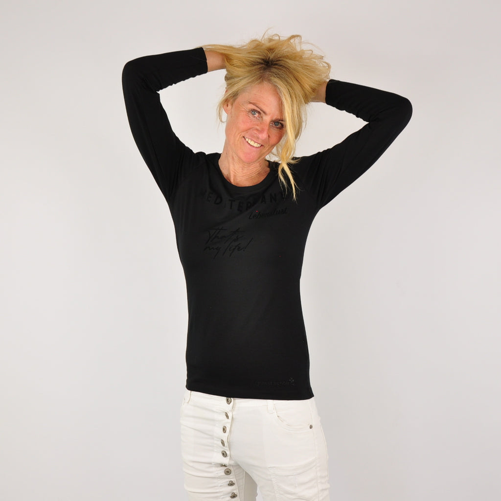 MEDITERRAN Lady №5 – Schwarzes Langarm-T-Shirt mit dezentem Ton-in-Ton-Aufdruck