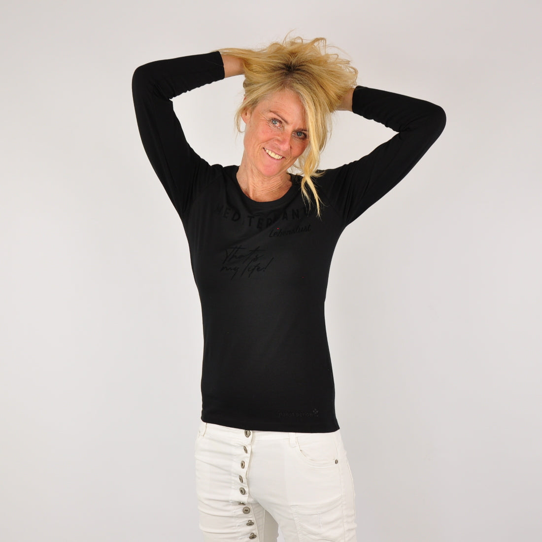 MEDITERRAN Lady №5 – Schwarzes Langarm-T-Shirt mit dezentem Ton-in-Ton-Aufdruck