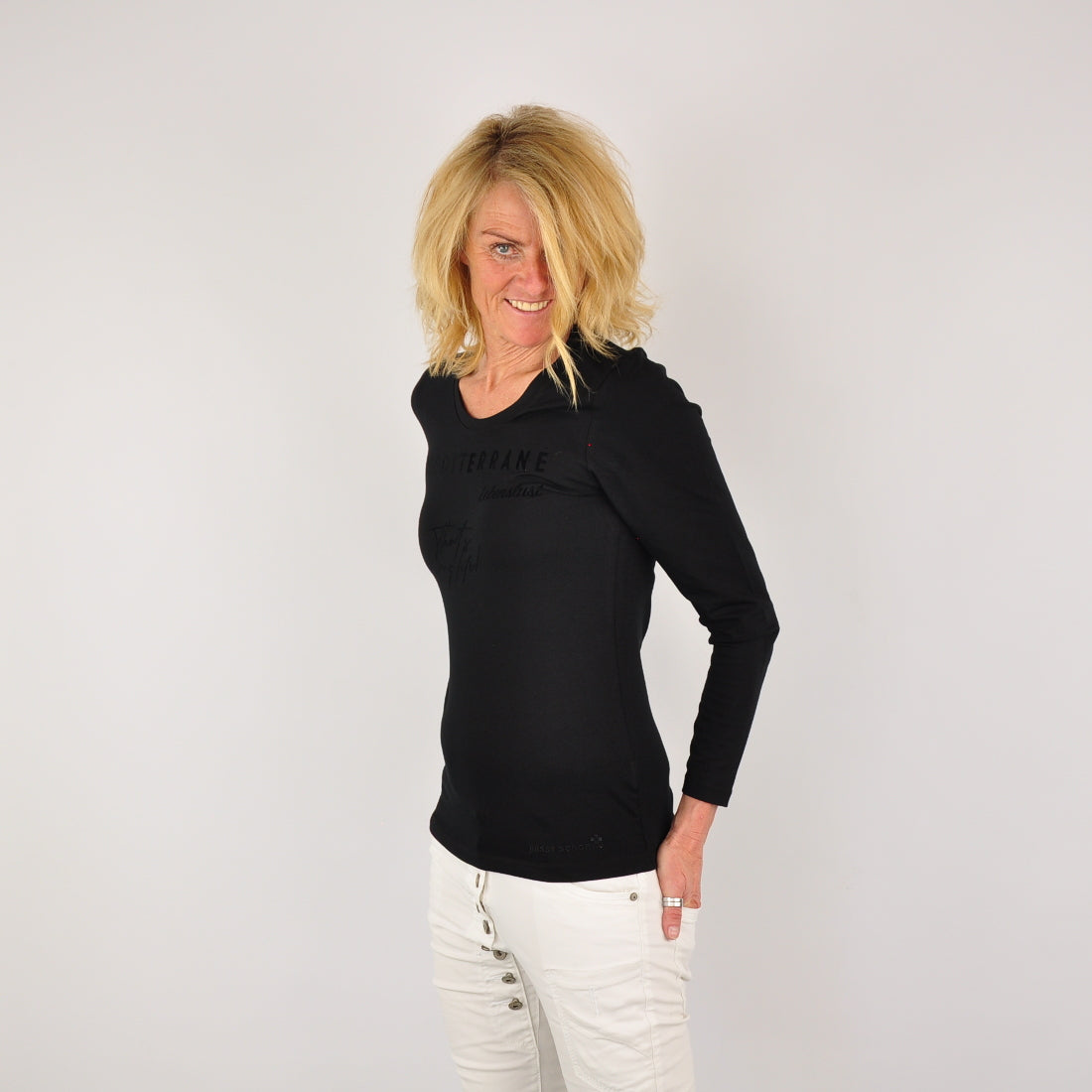 MEDITERRAN Lady №5 – Schwarzes Langarm-T-Shirt mit dezentem Ton-in-Ton-Aufdruck