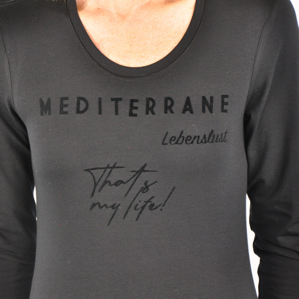 MEDITERRAN Lady №5 – Schwarzes Langarm-T-Shirt mit dezentem Ton-in-Ton-Aufdruck