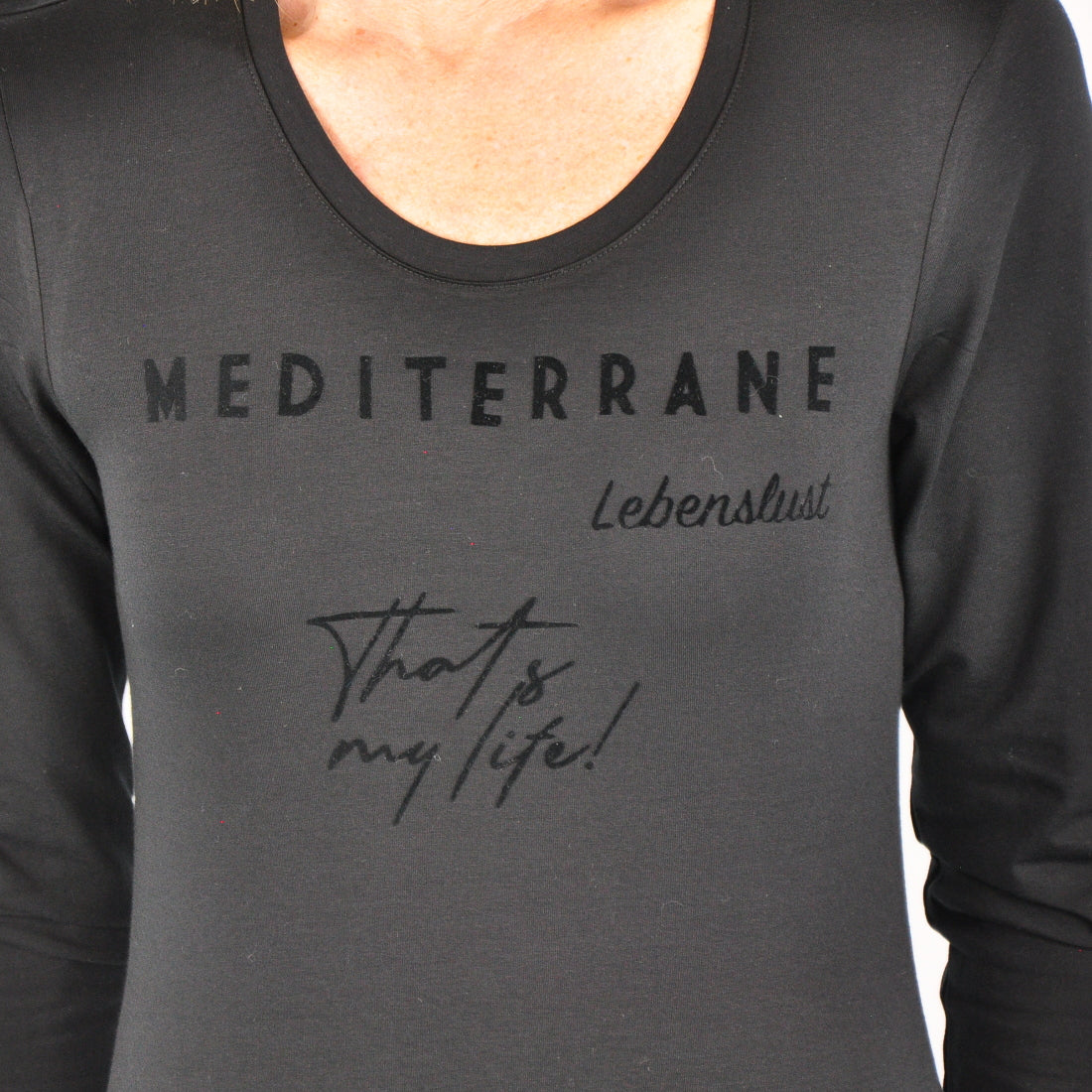 MEDITERRAN Lady №5 – Schwarzes Langarm-T-Shirt mit dezentem Ton-in-Ton-Aufdruck