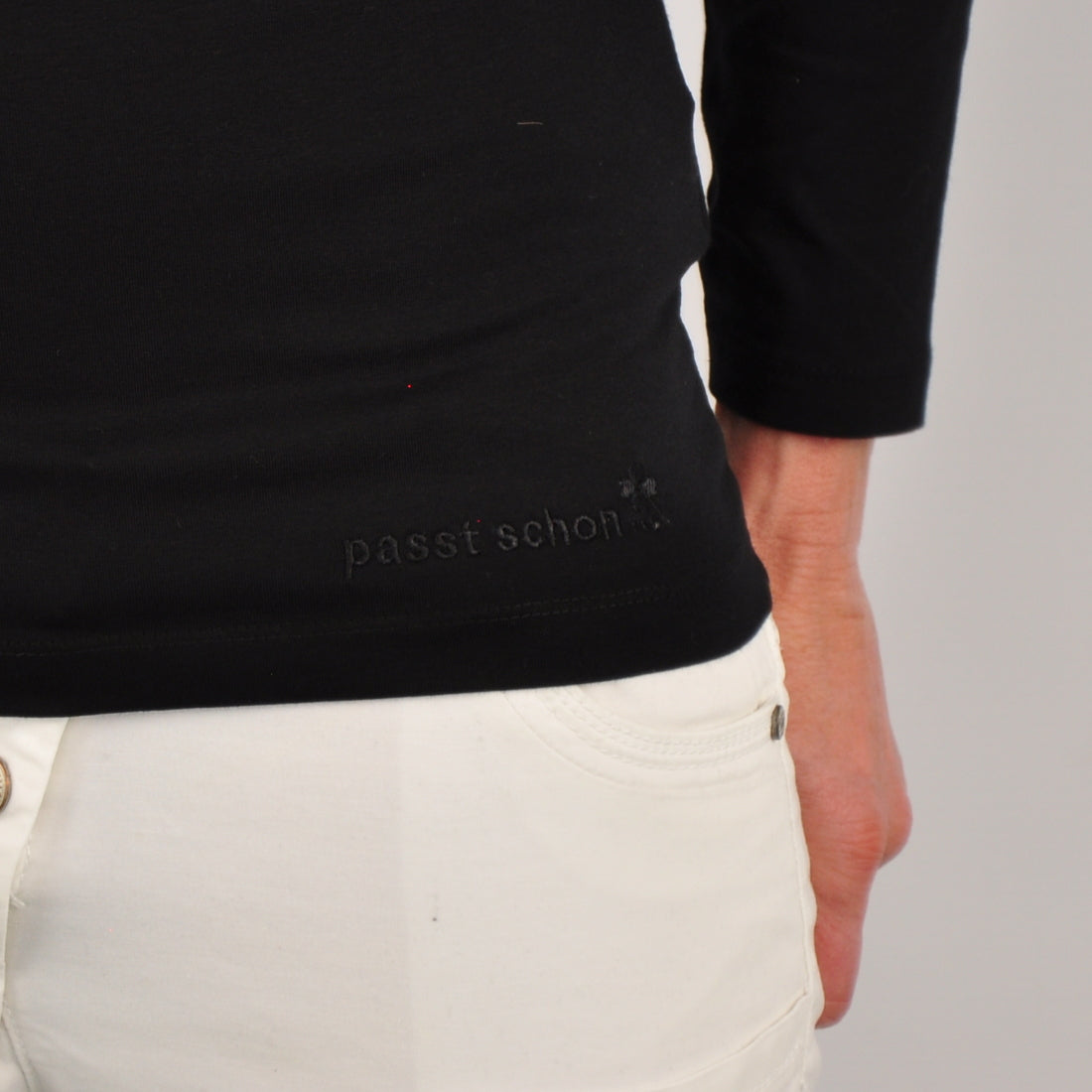MEDITERRAN Lady №5 – Schwarzes Langarm-T-Shirt mit dezentem Ton-in-Ton-Aufdruck