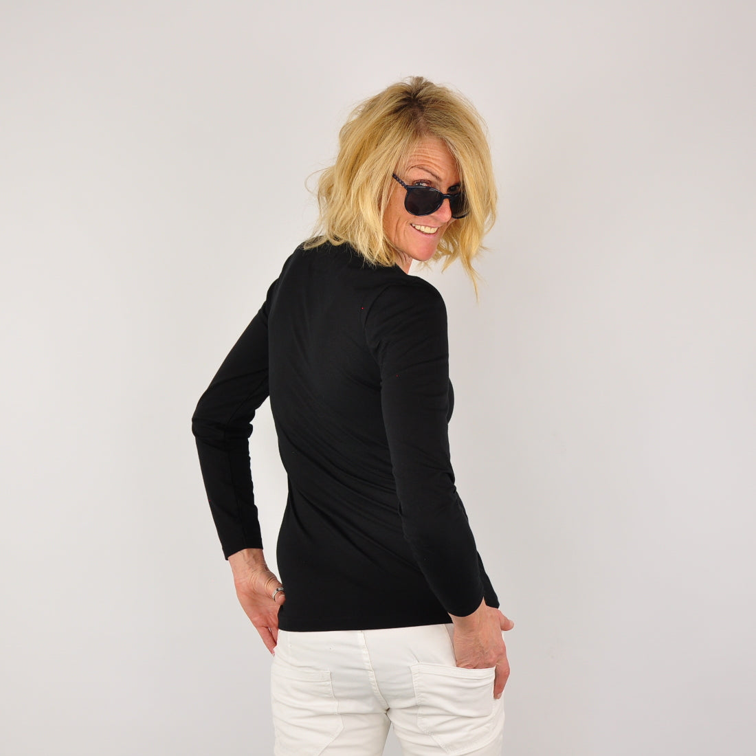 MEDITERRAN Lady №5 – Schwarzes Langarm-T-Shirt mit dezentem Ton-in-Ton-Aufdruck