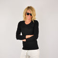 MEDITERRAN Lady №5 – Schwarzes Langarm-T-Shirt mit dezentem Ton-in-Ton-Aufdruck