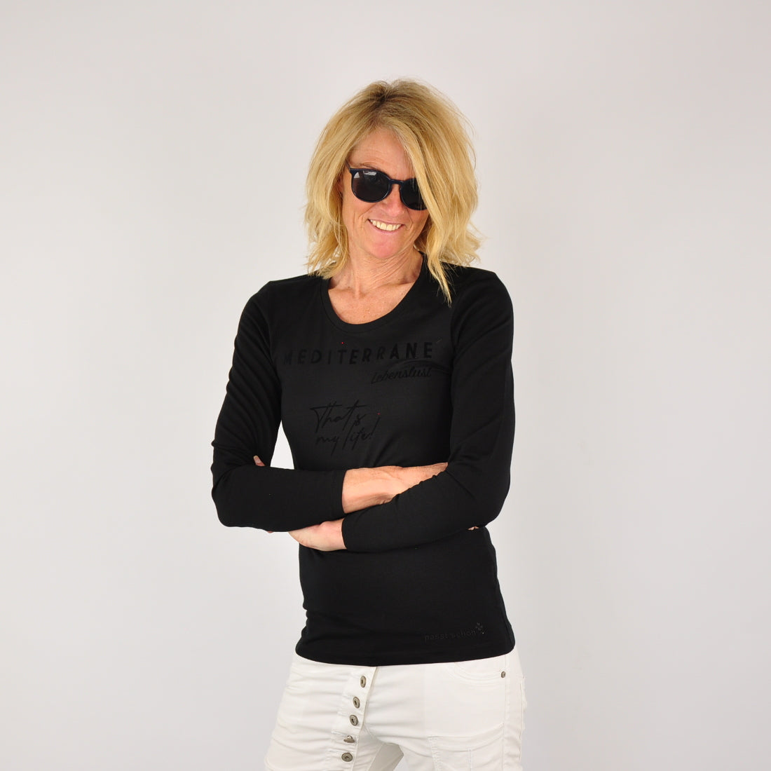 MEDITERRAN Lady №5 – Schwarzes Langarm-T-Shirt mit dezentem Ton-in-Ton-Aufdruck