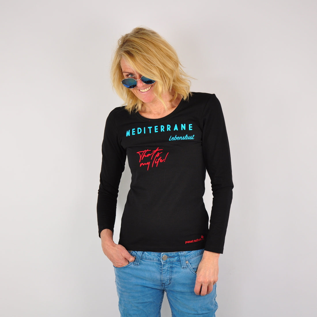 MEDITERRAN Lady №2 – Schwarzes Langarm-T-Shirt mit türkis-rotem Aufdruck
