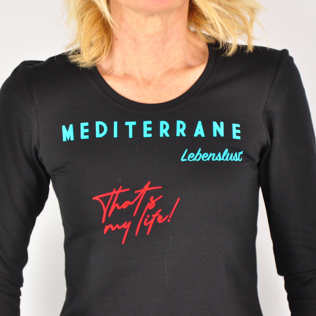 MEDITERRAN Lady №2 – Schwarzes Langarm-T-Shirt mit türkis-rotem Aufdruck