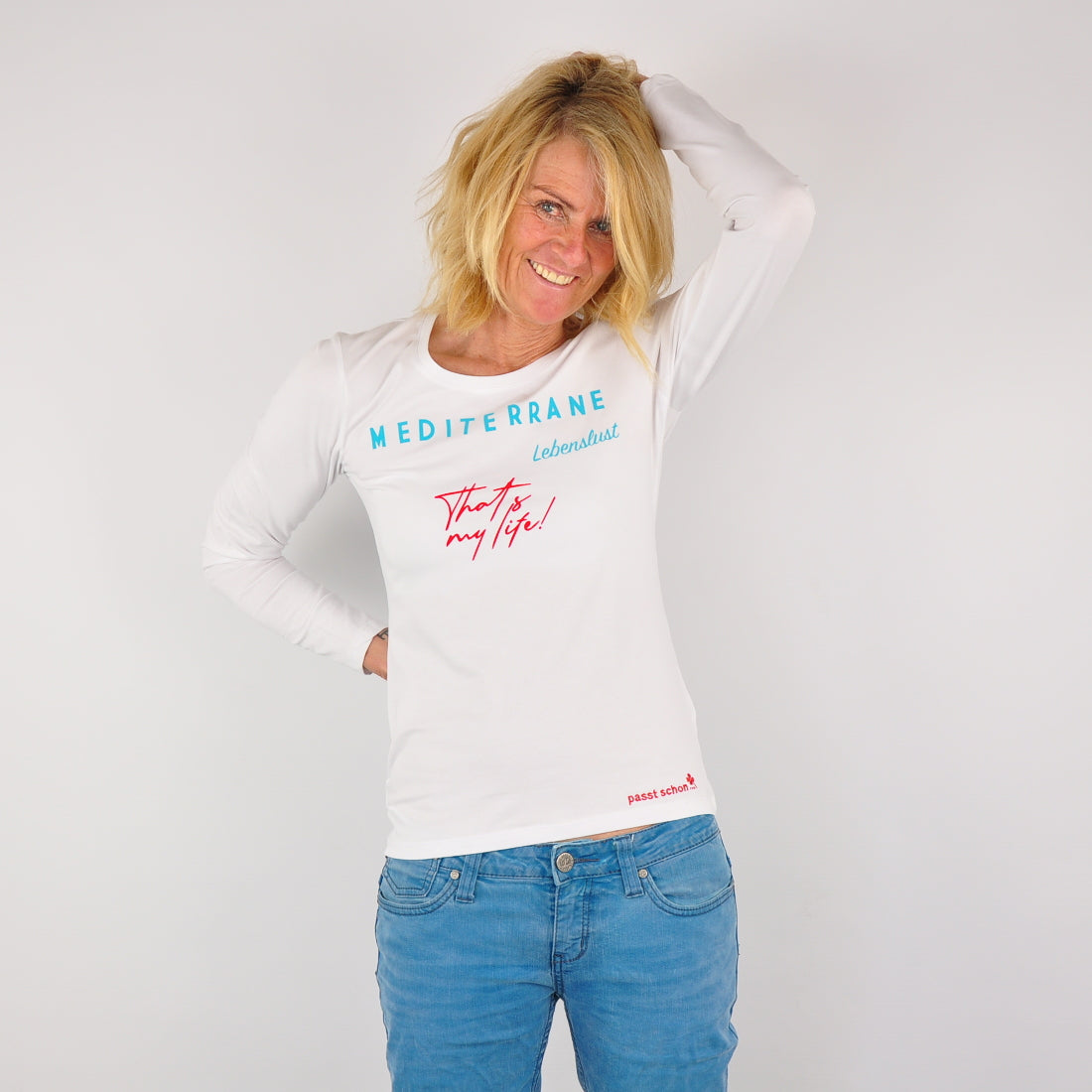 MEDITERRAN Lady №1 – Weißes Langarm-T-Shirt mit türkis-rotem Aufdruck