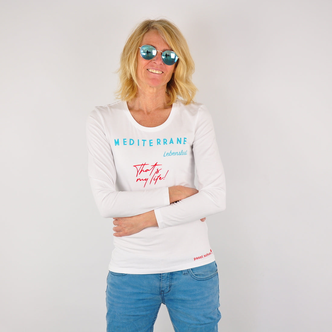 MEDITERRAN Lady №1 – Weißes Langarm-T-Shirt mit türkis-rotem Aufdruck