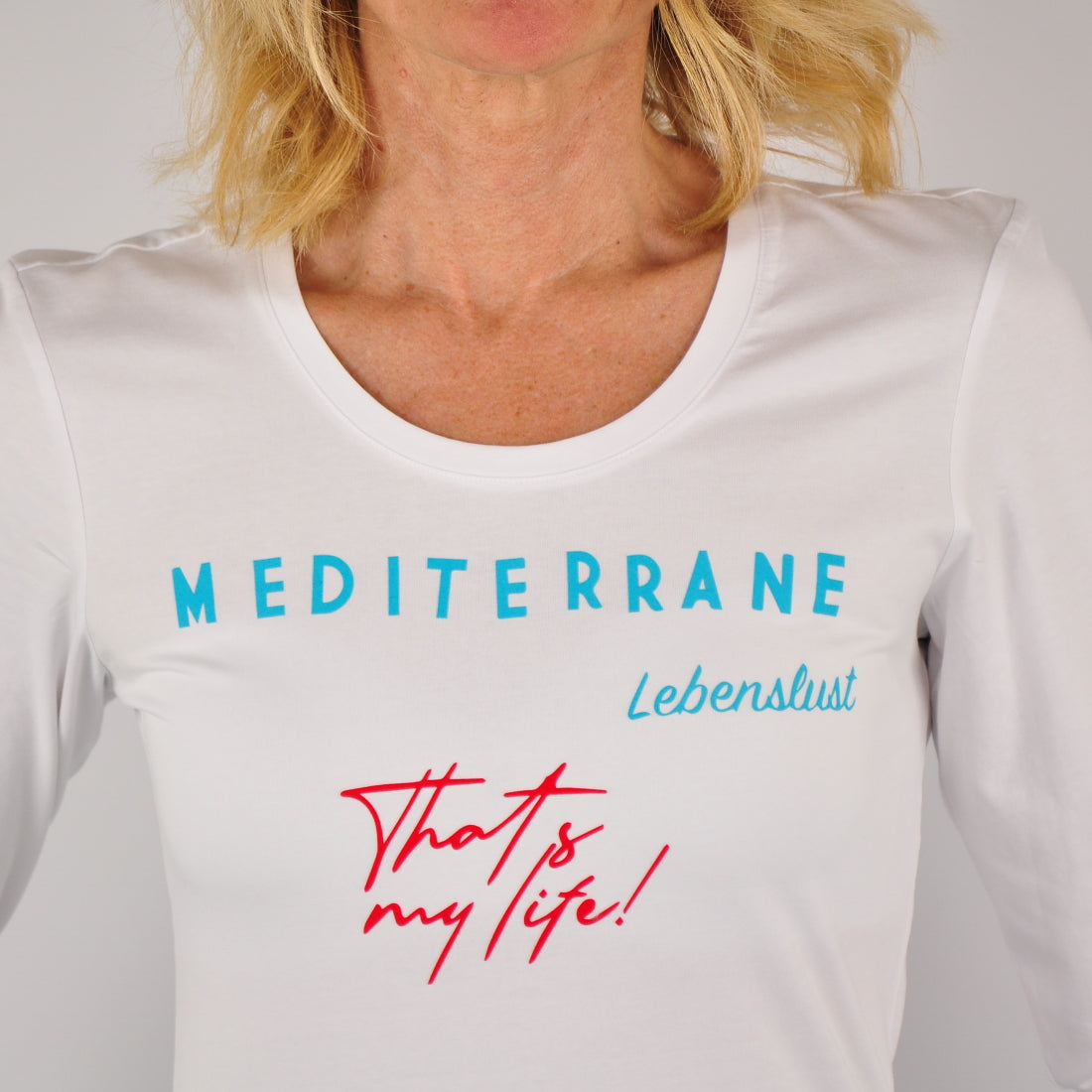 MEDITERRAN Lady №1 – Weißes Langarm-T-Shirt mit türkis-rotem Aufdruck
