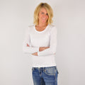 MEDITERRAN Lady №4 – Weißes Langarm-T-Shirt mit dezentem Ton-in-Ton-Aufdruck