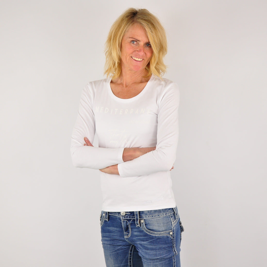 MEDITERRAN Lady №4 – Weißes Langarm-T-Shirt mit dezentem Ton-in-Ton-Aufdruck