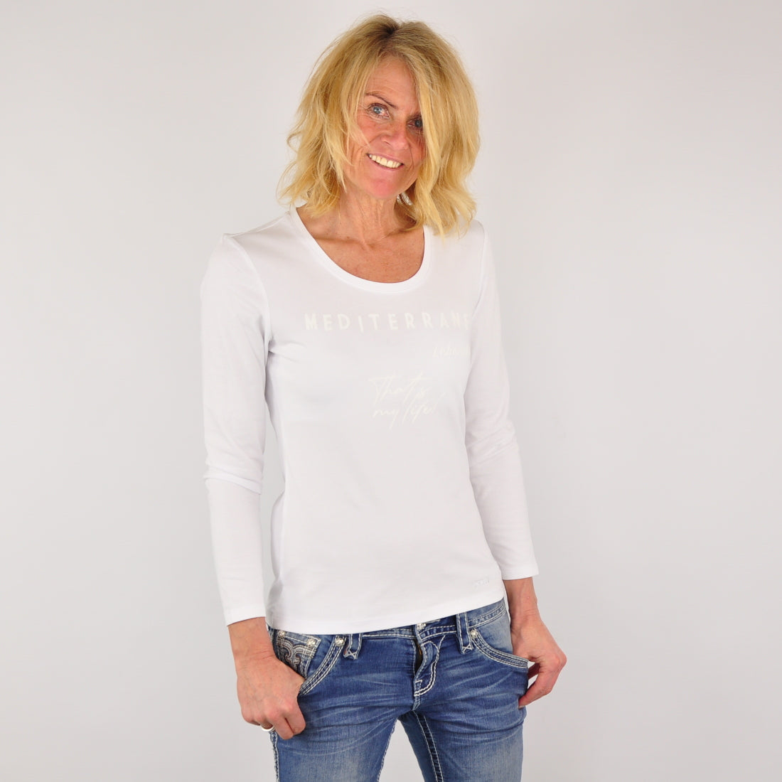MEDITERRAN Lady №4 – Weißes Langarm-T-Shirt mit dezentem Ton-in-Ton-Aufdruck