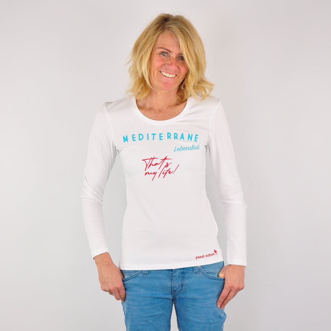 MEDITERRAN Lady №1 – Weißes Langarm-T-Shirt mit türkis-rotem Aufdruck