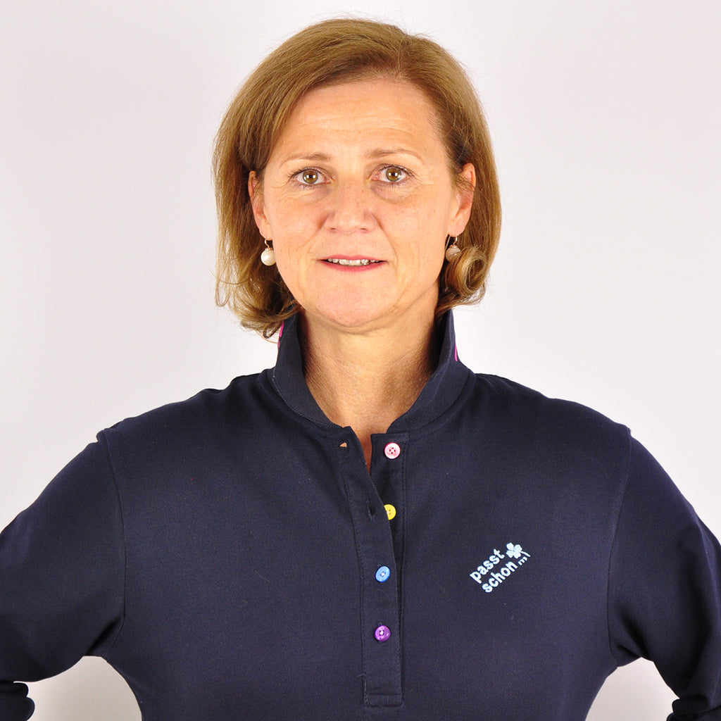 Antonia №3 – Dunkelblaues Langarm-Poloshirt mit hellblauer Logostickerei
