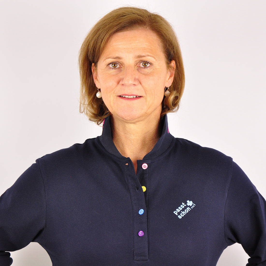 Antonia №3 – Dunkelblaues Langarm-Poloshirt mit hellblauer Logostickerei
