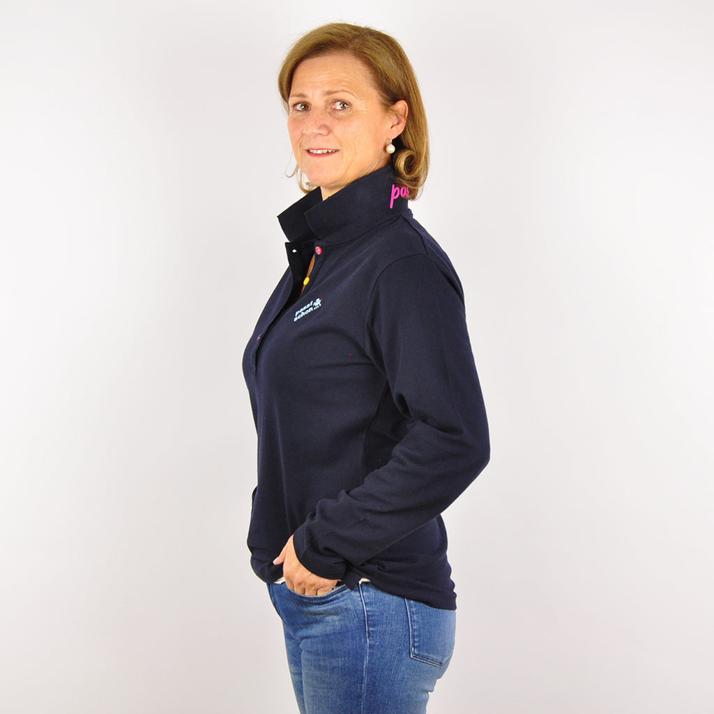 Antonia №3 – Dunkelblaues Langarm-Poloshirt mit hellblauer Logostickerei