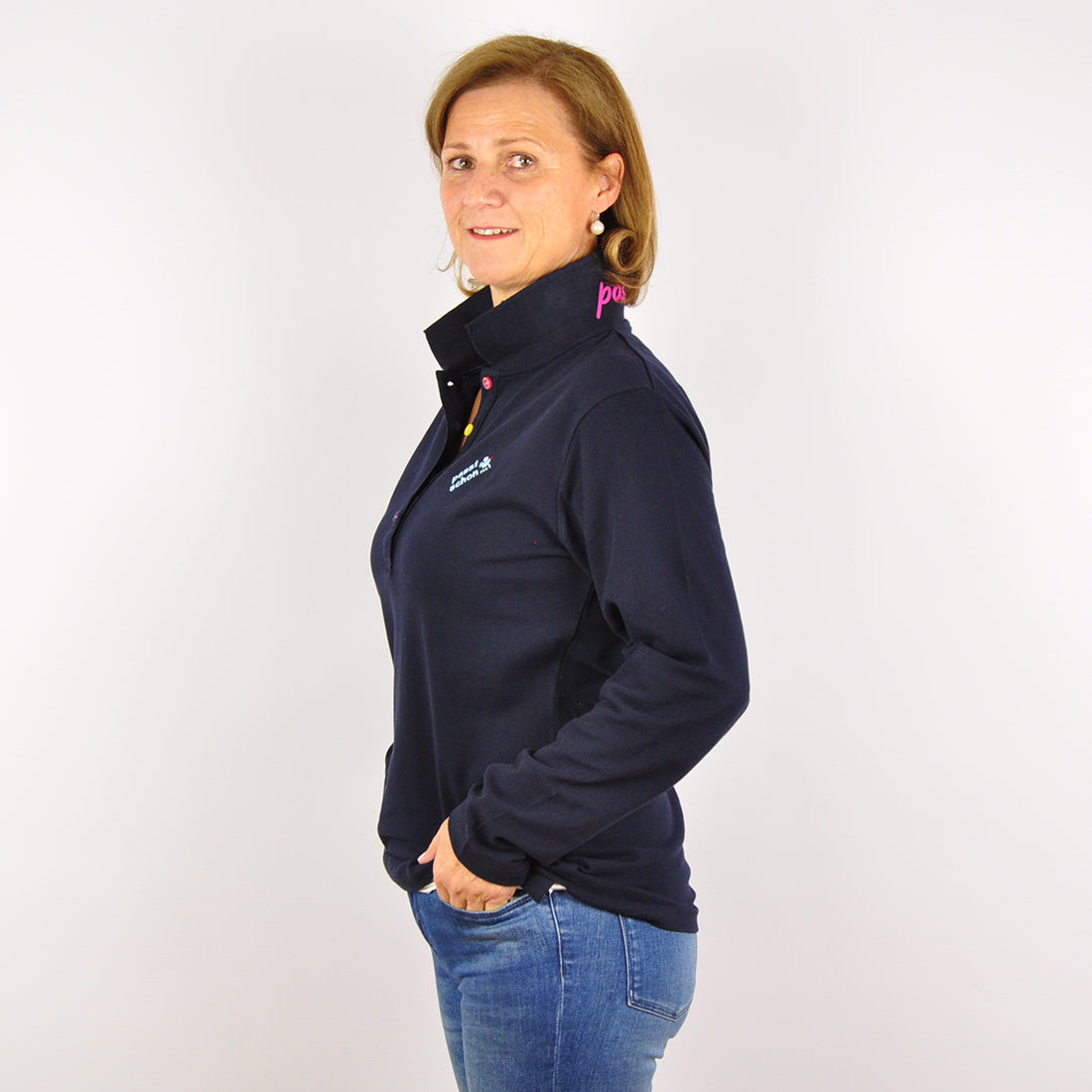 Antonia №3 – Dunkelblaues Langarm-Poloshirt mit hellblauer Logostickerei