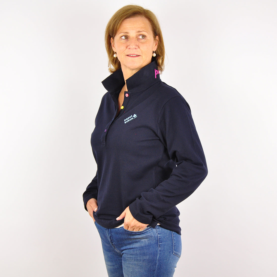 Antonia №3 – Dunkelblaues Langarm-Poloshirt mit hellblauer Logostickerei