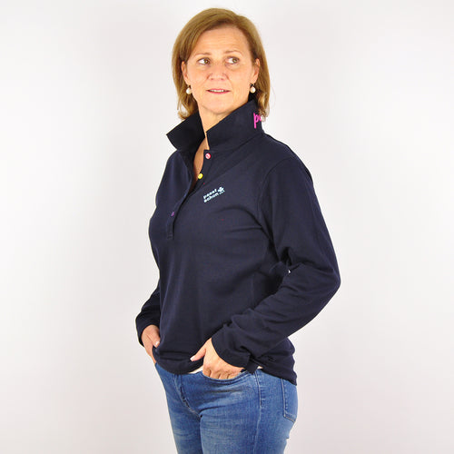 Antonia №3 – Dunkelblaues Langarm-Poloshirt mit hellblauer Logostickerei
