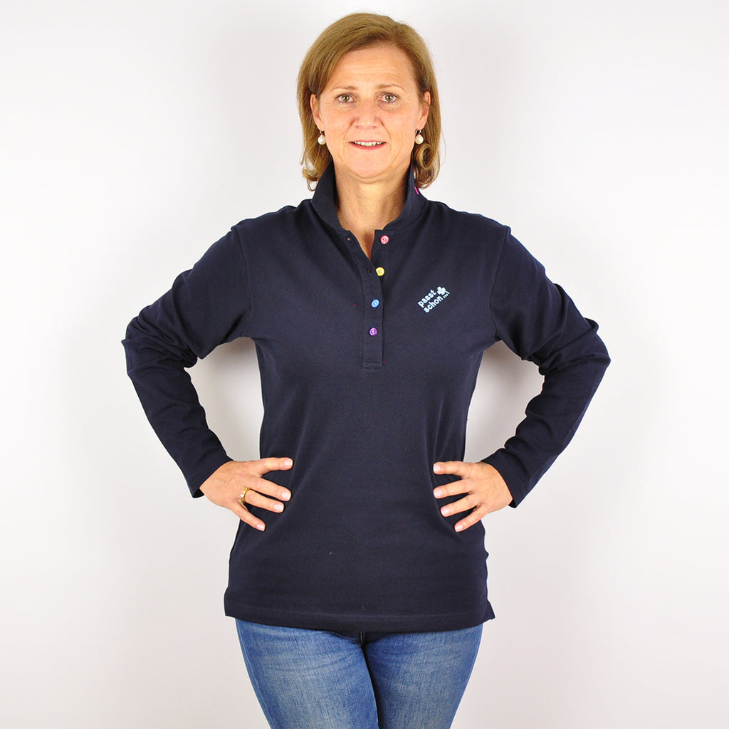 Antonia №3 – Dunkelblaues Langarm-Poloshirt mit hellblauer Logostickerei