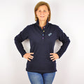 Antonia №3 – Dunkelblaues Langarm-Poloshirt mit hellblauer Logostickerei