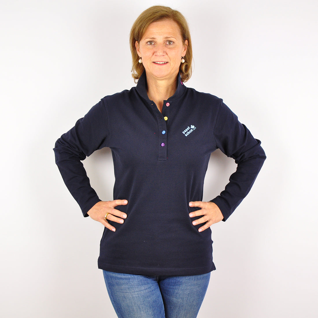 Antonia №3 – Dunkelblaues Langarm-Poloshirt mit hellblauer Logostickerei