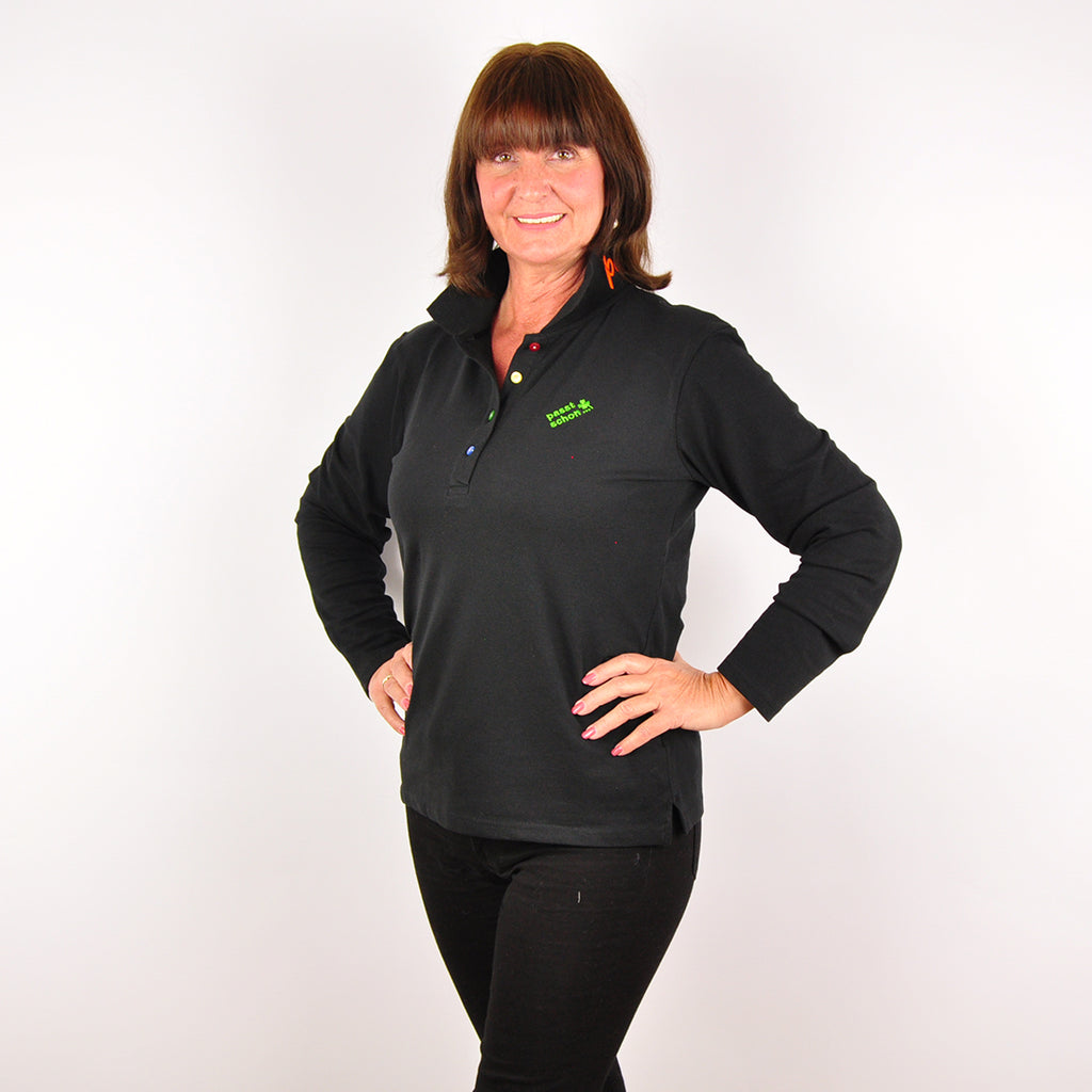 Antonia №2 – Schwarzes Langarm-Poloshirt mit giftgrüner Logostickerei
