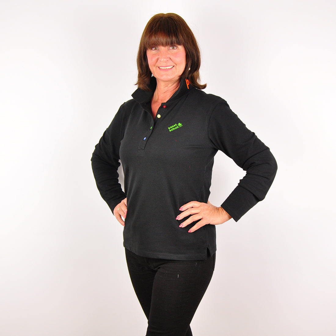 Antonia №2 – Schwarzes Langarm-Poloshirt mit giftgrüner Logostickerei