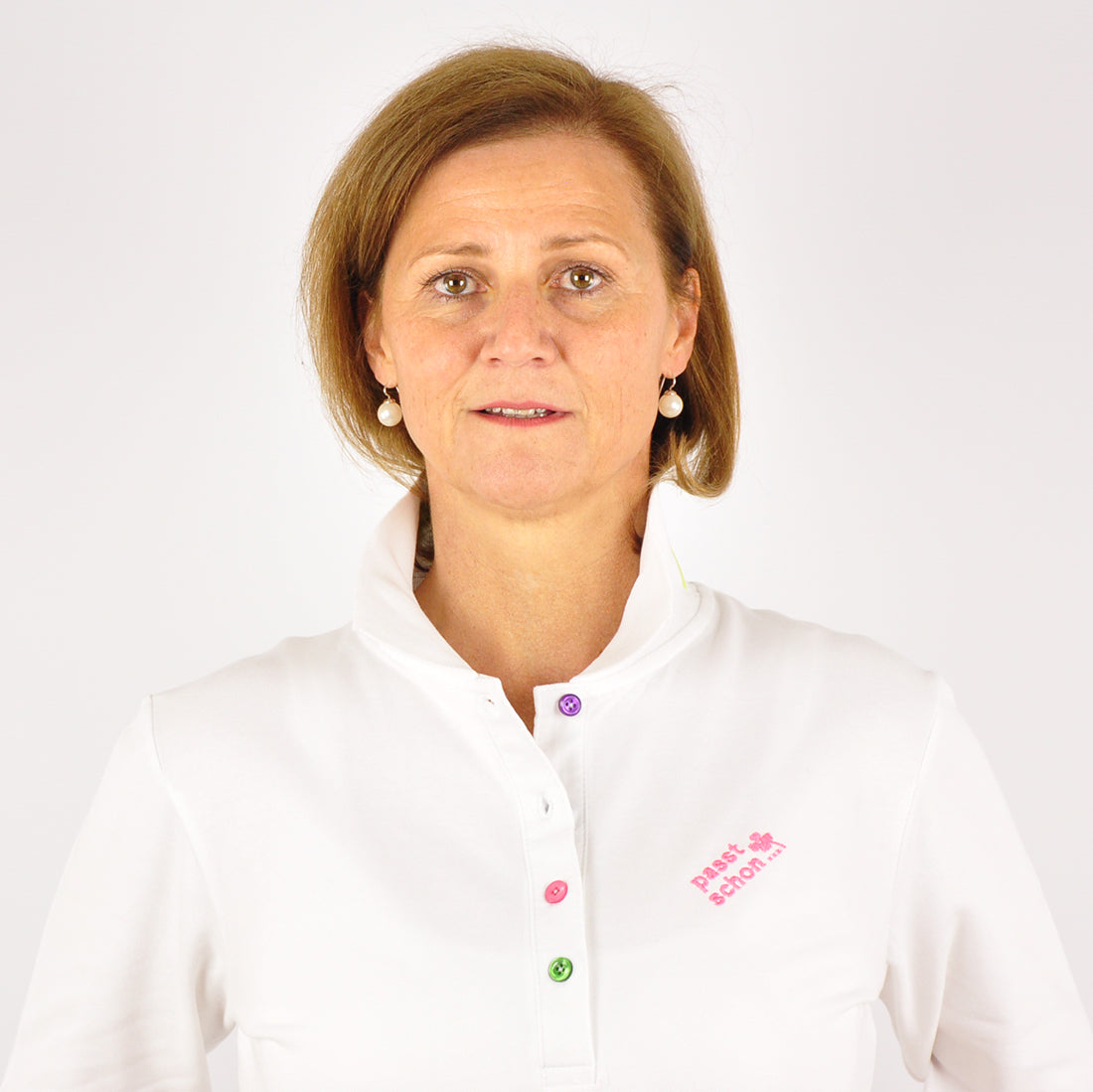 Antonia №1 – Weißes Langarm-Poloshirt mit rosa Logostickerei und bunten Knöpfen