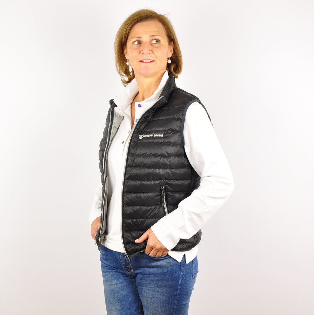 Antonia №1 – Weißes Langarm-Poloshirt mit rosa Logostickerei und bunten Knöpfen