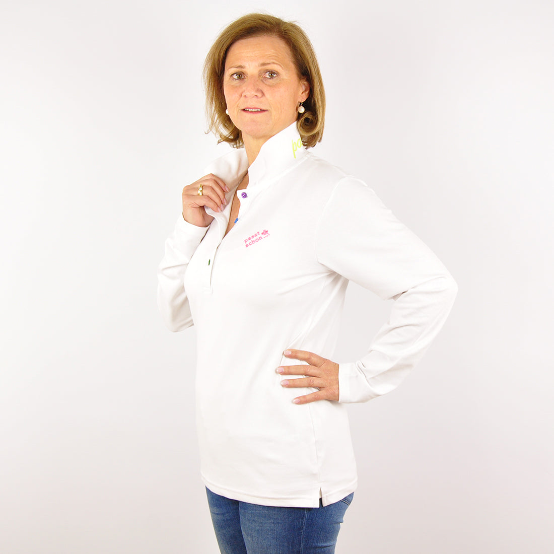 Antonia №1 – Weißes Langarm-Poloshirt mit rosa Logostickerei und bunten Knöpfen